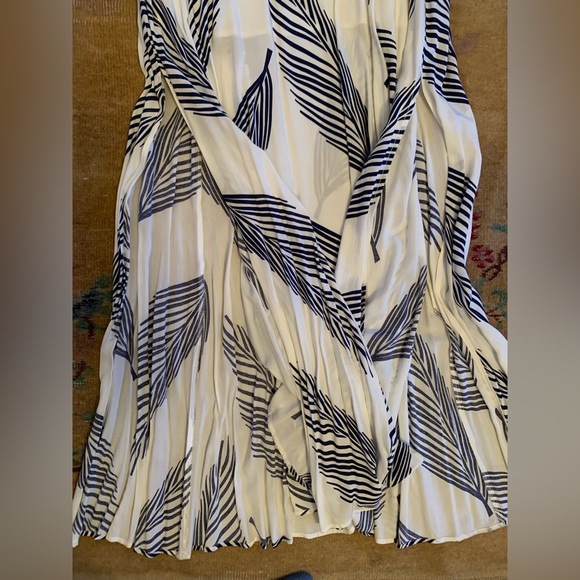 Aakaa halter top and matching maxi skirt set. Size small skirt, medium top - Picture 5 of 11